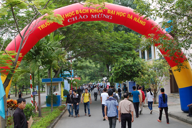 Giao lưu đón sinh viên khóa 2013 và trao học bổng khuyến học