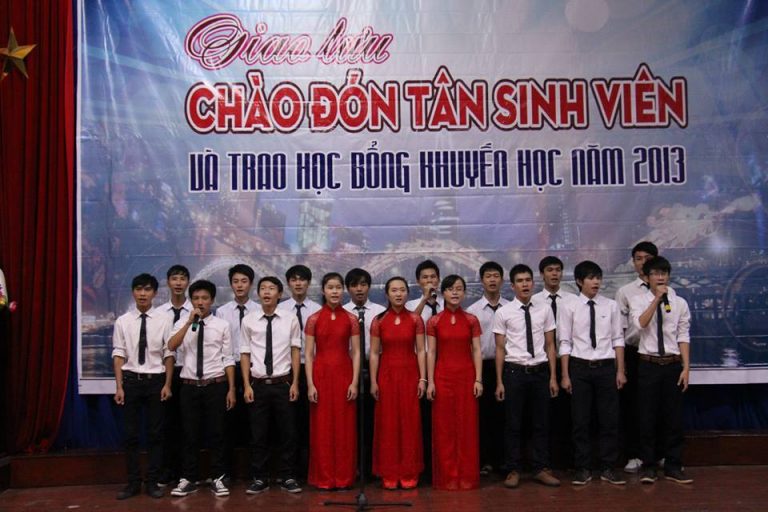 Giao lưu chào đón tân sinh viên 2013 và trao học bổng khuyến học