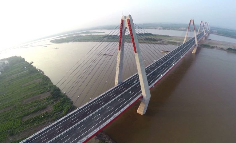 Cầu dây văng Nhật Tân vượt sông Hồng