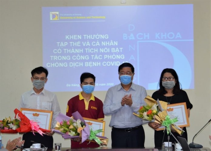 Khen thưởng các tập thể và cá nhân có thành tích nổi bật trong công tác dạy học trực tuyến và phòng, chống dịch Covid-19