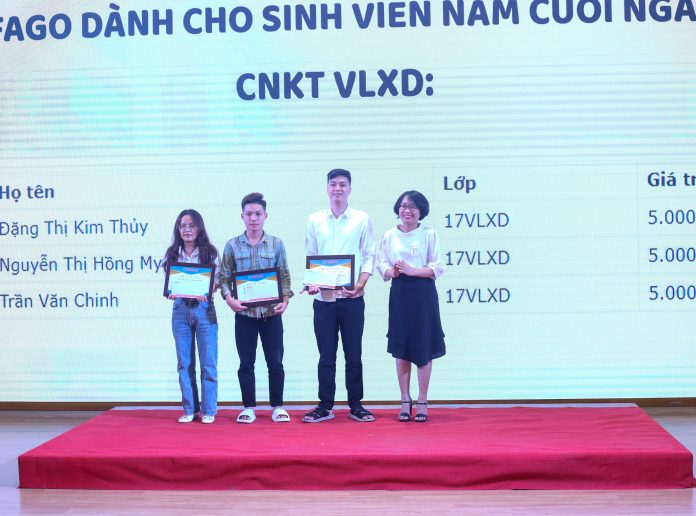 Khoa Xây dựng Cầu đường tổ chức trao 30 suất học bổng cho sinh viên nghèo, vượt khó học giỏi năm 2022